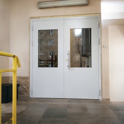 Дверь с большими стеклами Дверь с большими стеклами